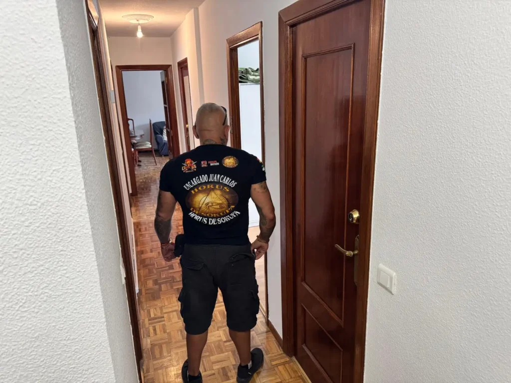 Mediador de Horus Desokupa en una vivienda okupada de Valladolid