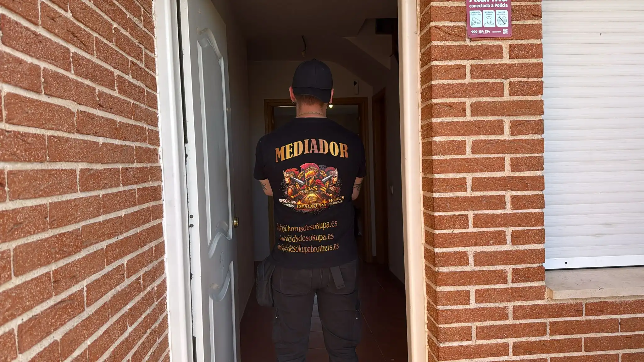 Mediador de una empresa de desokupación en Toledo en la puerta de una vivienda okupada recién recuperada