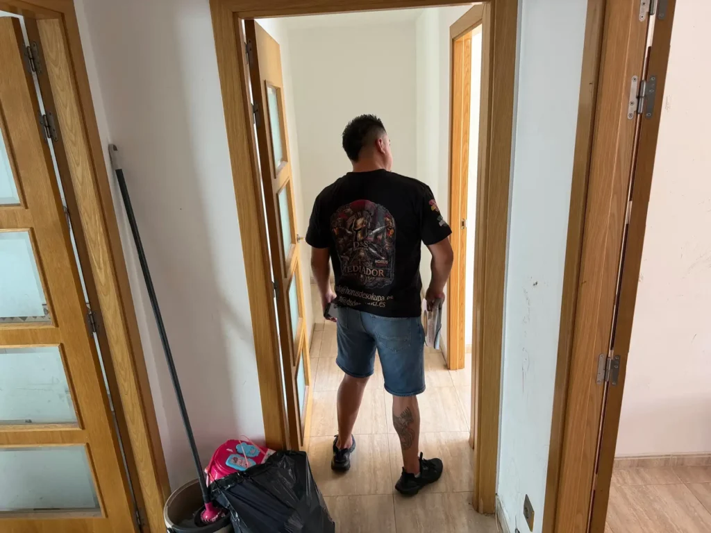 Trabajador de empresa de desokupación tras haber recuperado una vivienda okupada en Lorca