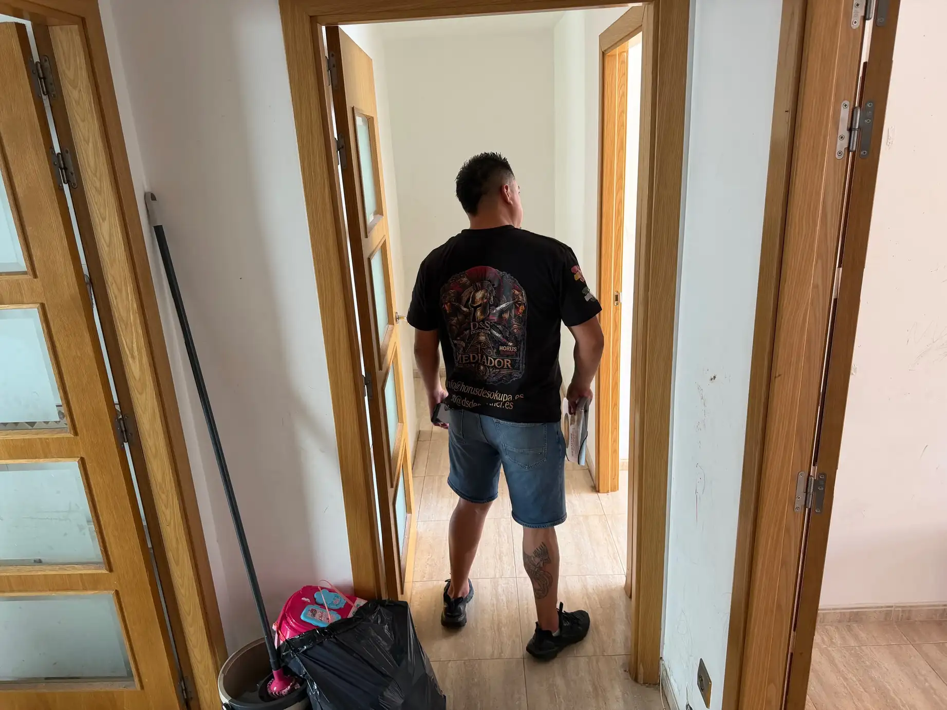 Trabajador de empresa de desokupación tras haber recuperado una vivienda okupada en Lorca