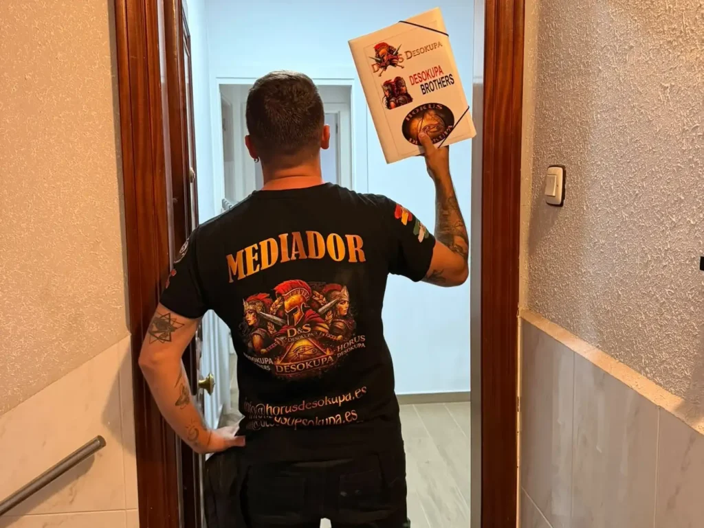 Mediador de empresa de desokupación en Oviedo, posando tras haber recuperado una vivienda okupada
