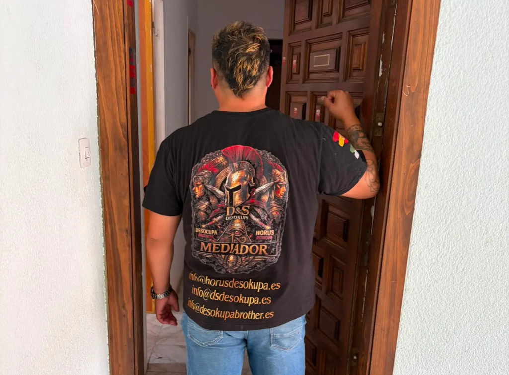 mediaor de horus desokupa en barcelona trás haber desokupado una vivienda okupada