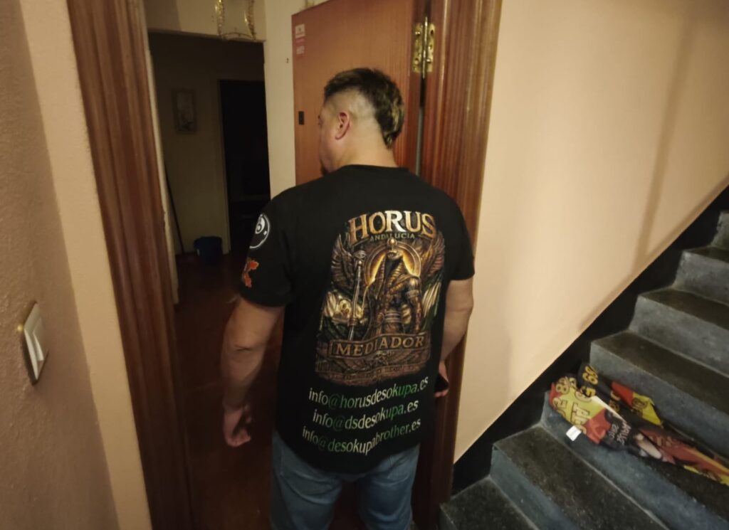 Mediador de Horus Desokupa entrando a la vivienda en Laredo