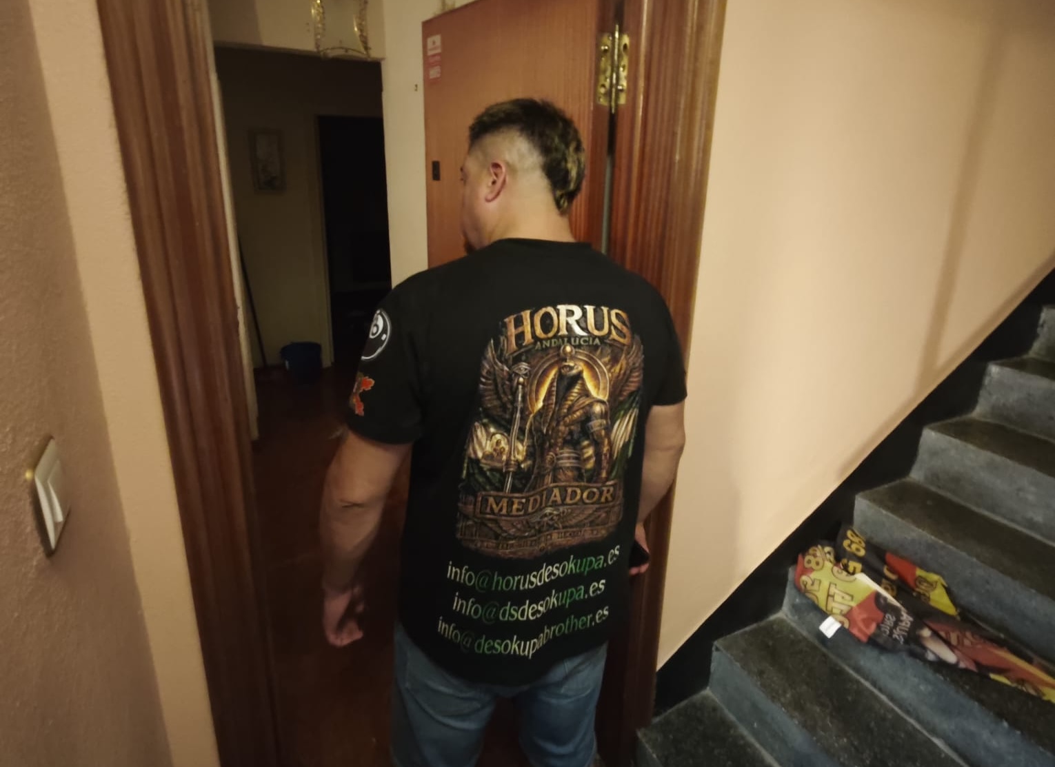 Mediador de Horus Desokupa entrando a la vivienda en Laredo