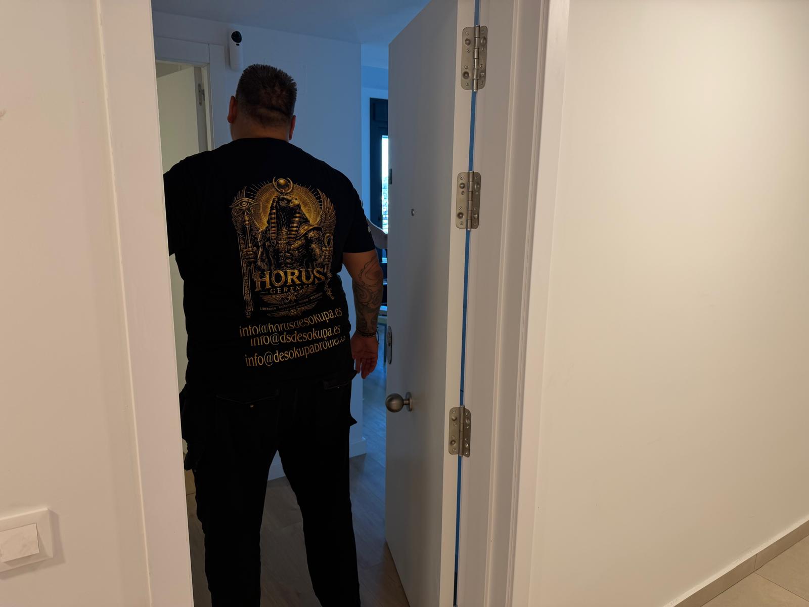 especialista de horus desokupa entrando a la vivienda en arganda del rey madrid