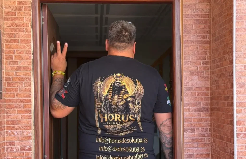 mediador de horus desokupa entrando a la vivienda en Málaga