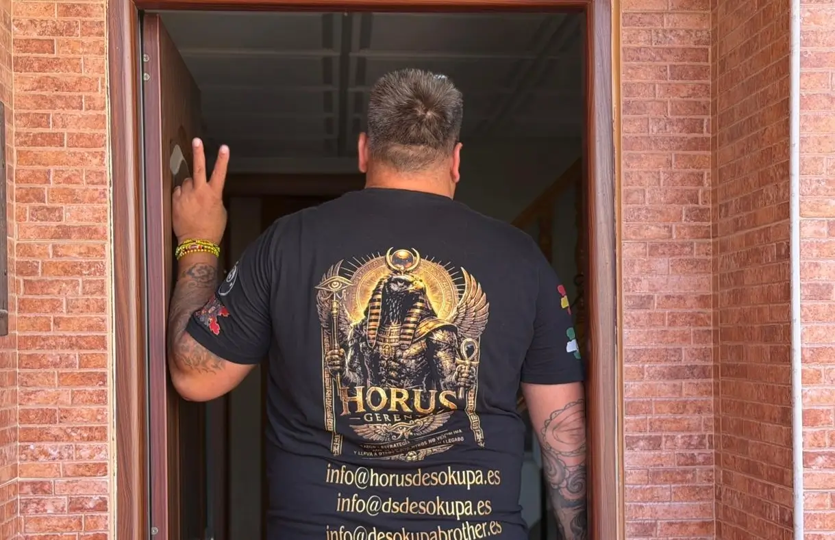 mediador de horus desokupa entrando a la vivienda en Málaga