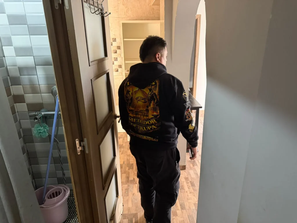 Mediador de Horus Desokupa tras recuperar una vivienda okupada en Sevilla